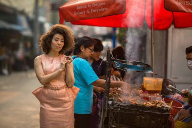 Bangkok, Tayland - 30 Mar 2016: Sokak gıda, şehrin merkezi bölgelerinden birinde canlı bir ticaret. Bangkok'ta 16.000 kayıtlı sokak satıcıları olduğunu.