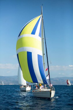 Ermioni, Yunanistan - 8 Ekim 2018: Denizciler 20 Ellada sonbahar 2018 Yunan Adası arasında grup Ege Denizi'nde Cyclades ve Saronic Gulf Yelkenli katılmak.