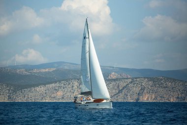 Ermioni, Yunanistan - 8 Ekim 2018: Denizciler 20 Ellada sonbahar 2018 Yunan Adası arasında grup Ege Denizi'nde Cyclades ve Saronic Gulf Yelkenli katılmak.