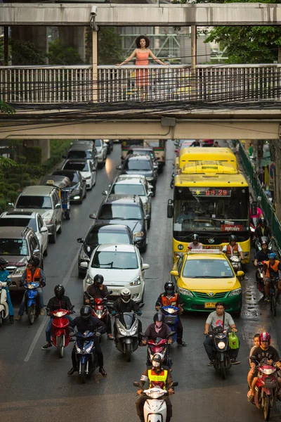 市内中心部のバンコク 2016 トランスポート トラフィック 毎年推定 150 000 新車参加バンコクの重く混雑した道路 — ストック写真