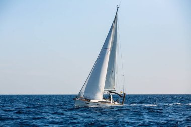 Yelkenli Yat Tekne Ege Denizi'nde. Lüks Tatil.