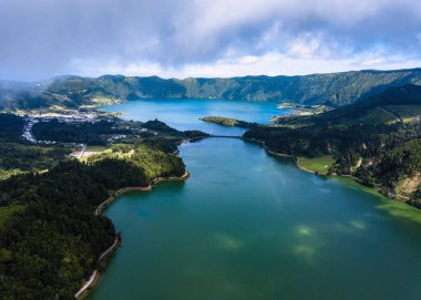 Lagoa Verde ve Lagoa Azul, Sete Cidades volkanik kraterler, San Miguel Island, Azores, Portekiz göllerde üstten görünüm. 
