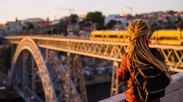 Kvinna Med Dreadlocks Utsiktsplattform Mittemot Dom Luis Jag Bron Porto — Stockfoto