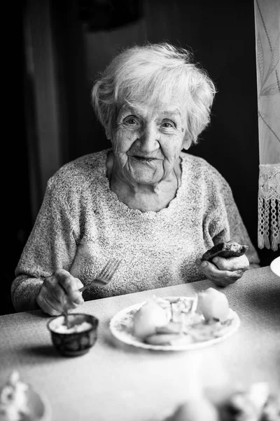 Idős Orosz Portré Ebédel Otthonában Fekete Fehér — Stock Fotó