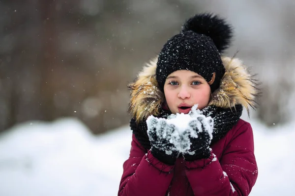 小さな女の子は 冬に雪を楽しんでください — ストック写真