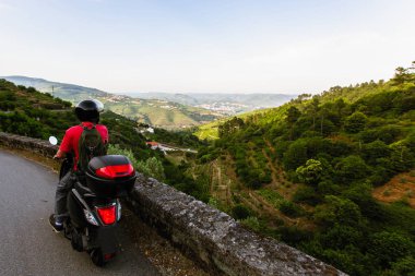 Bir motosiklet bir görünüm noktada durdu ve Douro Valley, Portekiz seyir seyahatlerinizde adam.