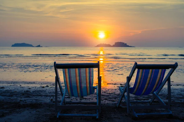 Para Leżakami Plaży Zachodzie Słońca — Zdjęcie stockowe