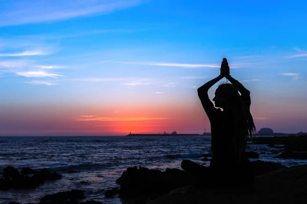 Yoga Sırasında Şaşırtıcı Günbatımı Okyanus Sahilde Meditasyon Kadın Silüeti — Stok fotoğraf