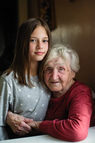 Kislány Nagymamája Portréja — Stock Fotó