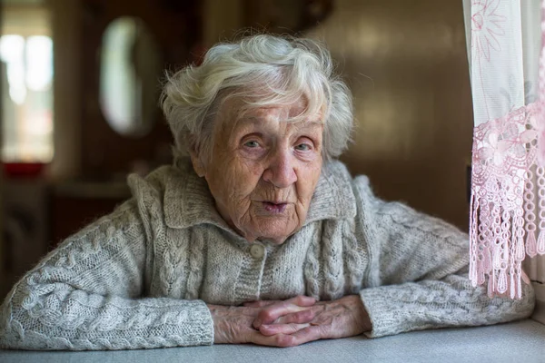 Retrato Anciana Pensionista Con Una Mirada Irónica Sentada Mesa — Foto de Stock