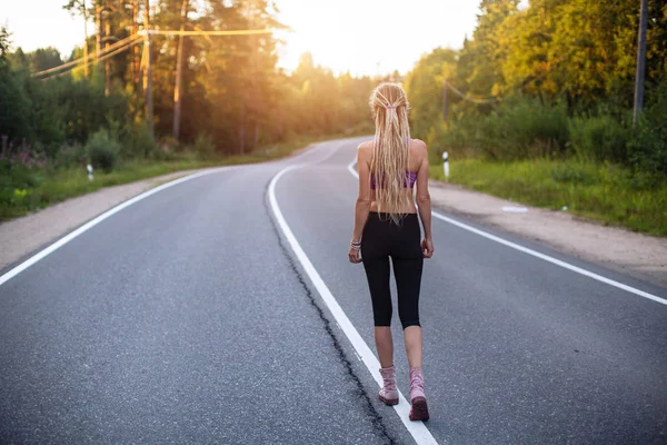 Běžící Žena Zahřeje Před Jogging Silnici — Stock fotografie