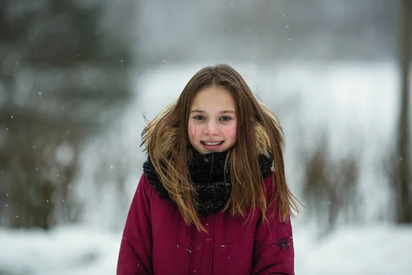 冬に屋外に立っている女の子のティーンエイ ジャー — ストック写真