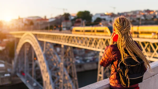 Kvinna Med Guld Dreadlocks Mittemot Dom Luis Jag Bron Porto — Stockfoto