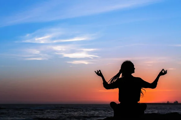 Yoga Siluet Kadın Okyanusu Günbatımı Sırasında Üzerinde Fitness Sağlıklı Yaşam — Stok fotoğraf