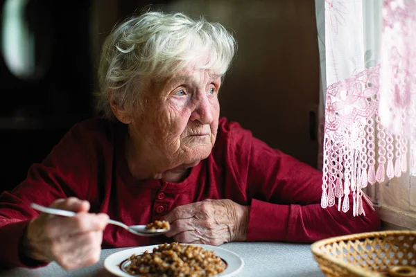 Пожилая Женщина Ест Сидя Столом — стоковое фото