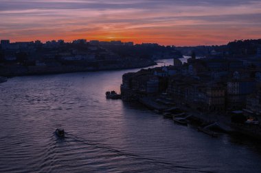 Alacakaranlık Douro Nehri, Porto - Portekiz.