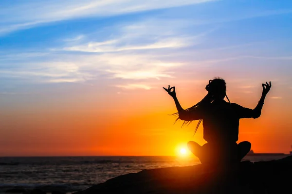 Yoga Meditation Frau Auf Dem Ozean Während Erstaunlicher Sonnenuntergang — Stockfoto