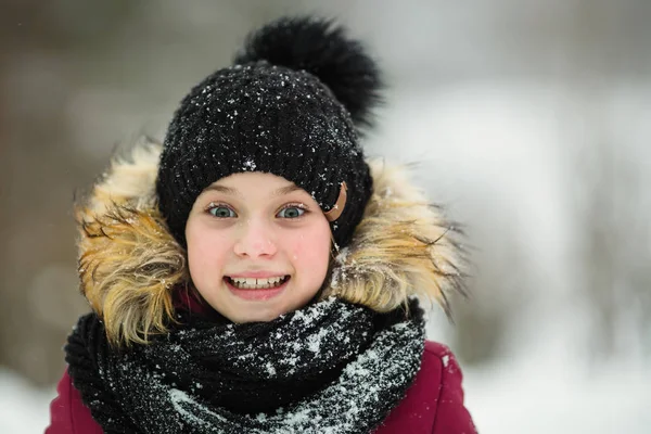 Zbliżenie Portret Dziewczyny Trochę Emocji Odkryty Zimie — Zdjęcie stockowe