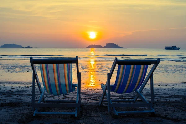 Quelques Chaises Longues Sur Plage Pendant Coucher Soleil — Photo