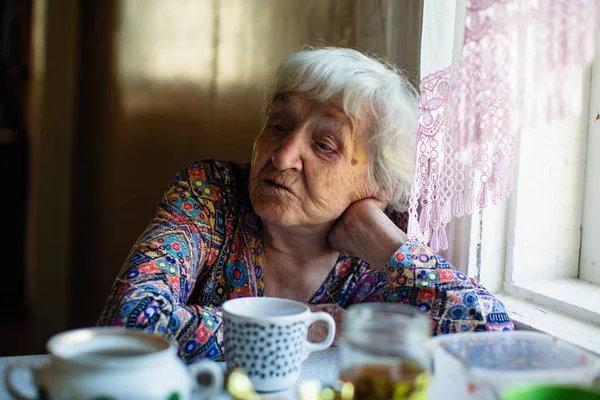 Portret Van Een Bejaarde Russische Vrouw Zitten Keuken — Stockfoto