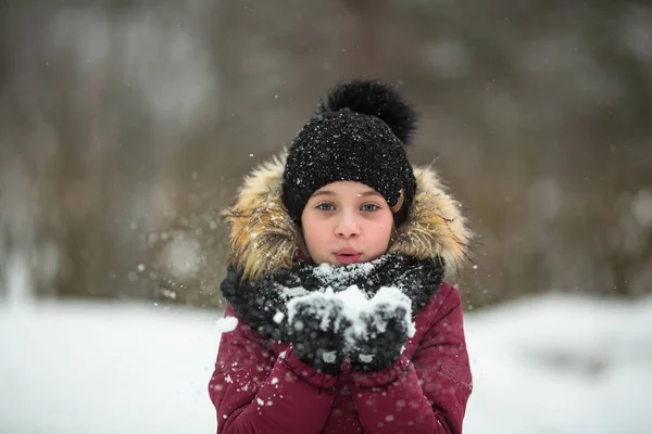 Schattig Klein Meisje Buiten Winter — Stockfoto