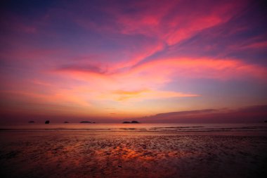 Deniz plaj üzerinde alacakaranlık gökyüzü.