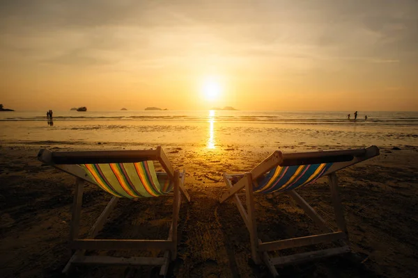 Chaises Longues Sur Plage Mer Pendant Coucher Soleil — Photo