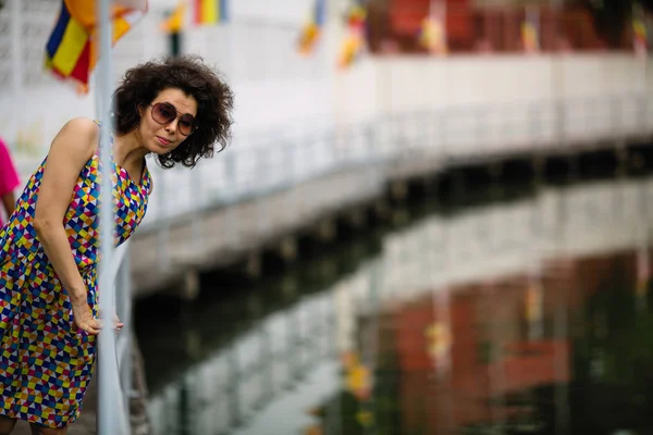Mujer Asiática Con Gafas Sol Terraplén Del Río —  Fotos de Stock