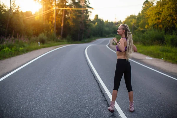 Woman Warms Jogging Country Road — Stock Photo, Image