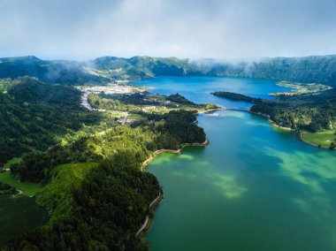 San Miguel Adası, Azor - Portekiz Sete Cidades volkanik kraterler göllerde görünümünü. 