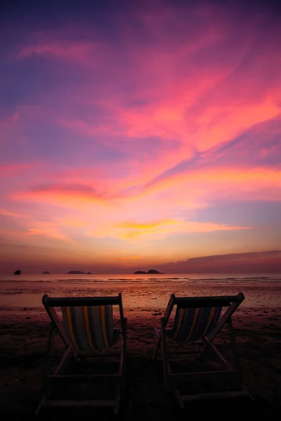 Casal Espreguiçadeiras Praia Durante Pôr Sol — Fotografia de Stock