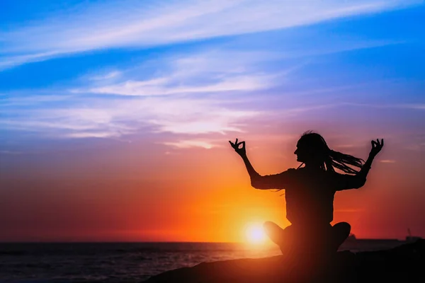 Meditation Och Hälsosam Livsstil Havet Fantastisk Solnedgång Yoga Kvinnan Siluett — Stockfoto