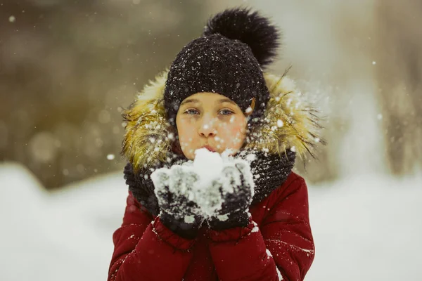 小さな女の子が驚くべき冬の雪を楽しんでください — ストック写真