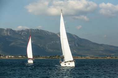 Denizin dalgaları aracılığıyla rüzgar yelken. Yatlar.