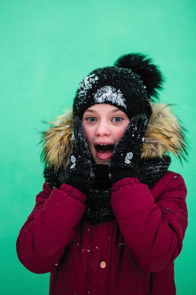 冬の壁の近くで驚きの少女叫ぶ — ストック写真