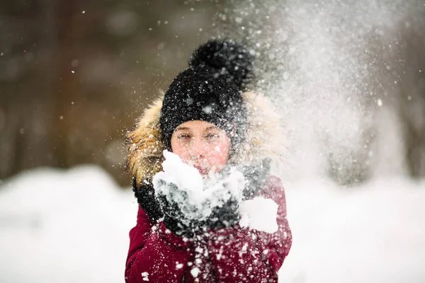 雪の降る冬で屋外かわいい女の子 — ストック写真