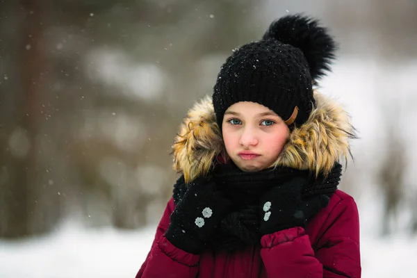 雪の降る冬で屋外かわいい女の子 — ストック写真