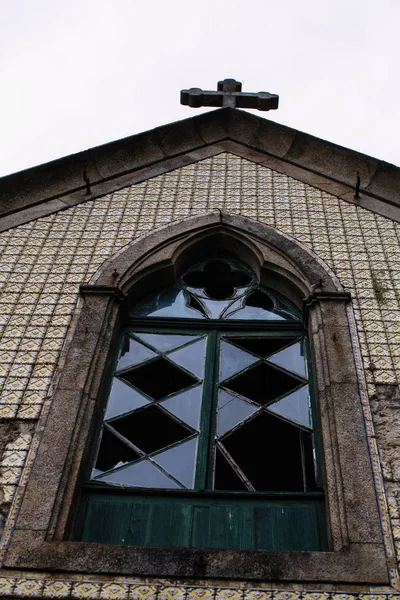 Verlassene Kirche Mit Kaputten Fenstern — Stockfoto
