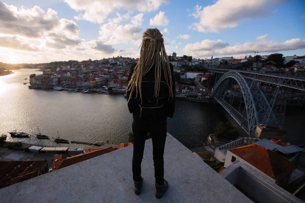 ルイス 世橋ポルト ポルトガルのドウロ川を渡って反対側の展望台の上に立って金髪ドレッドヘアを持つ若い女性 — ストック写真