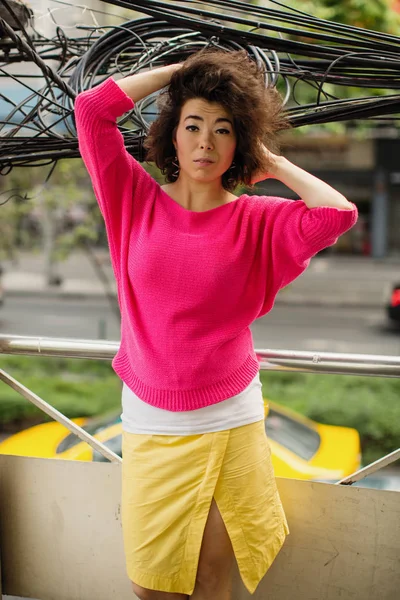 Γυναίκα Της Ασίας Αστική Προσωπογραφία Μεταξύ Καλώδια — Φωτογραφία Αρχείου