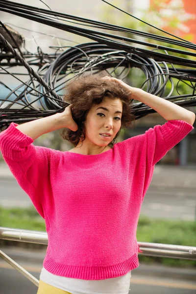 Azjatyckie Kobiety Miejskiej Portret Wśród Przewody — Zdjęcie stockowe