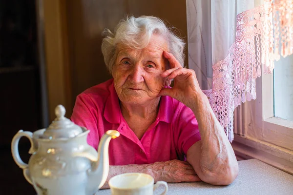 Onu Eve Mutfak Yaşlı Bir Kadın Portresi — Stok fotoğraf