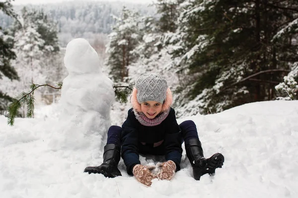 Menina Bonito Com Boneco Neve Inverno Nevado Park — Fotografia de Stock