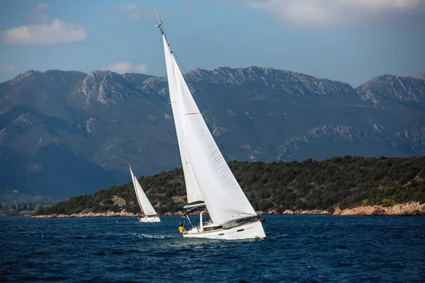 Lüks Yelkenli Yatlar. Denizde dalgalar aracılığıyla rüzgar yelken.
