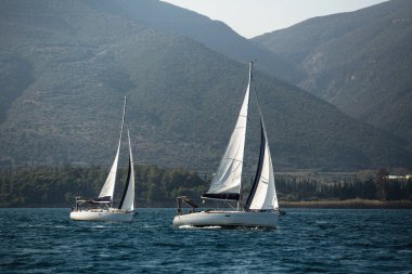 Denizde dalgalar aracılığıyla rüzgar Yelkenli Yatlar.
