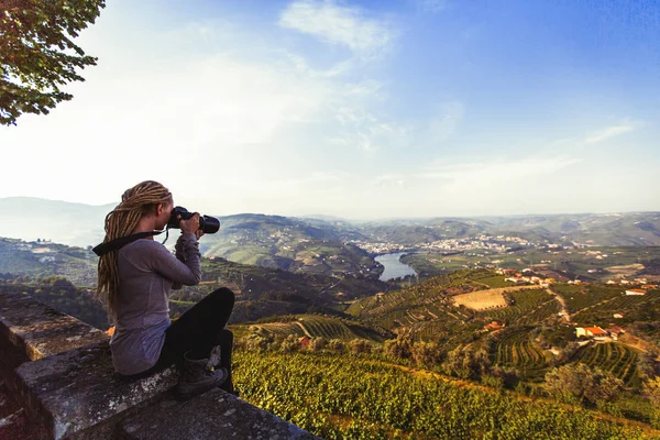 Женщина Фотографирует Реку Виноградники Холмах Долины Дору Португалия — стоковое фото