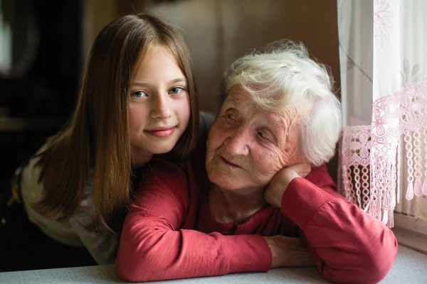 可爱的小女孩和她的老祖母的肖像 — 图库照片
