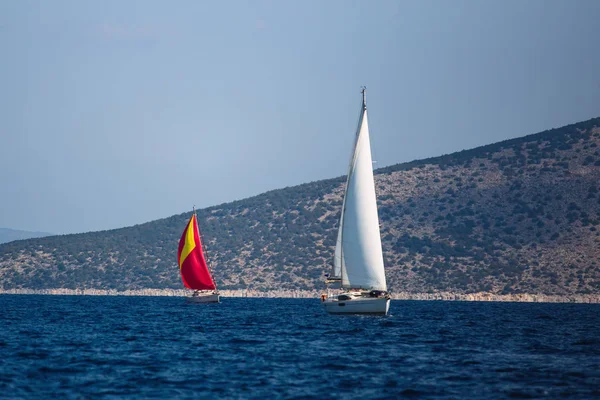 帆船上航行的豪华船参加希腊爱琴海的游艇赛马会 — 图库照片