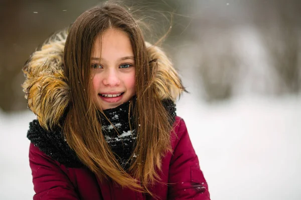Портрет Милої Маленької Дівчинки Відкритому Повітрі Взимку — стокове фото