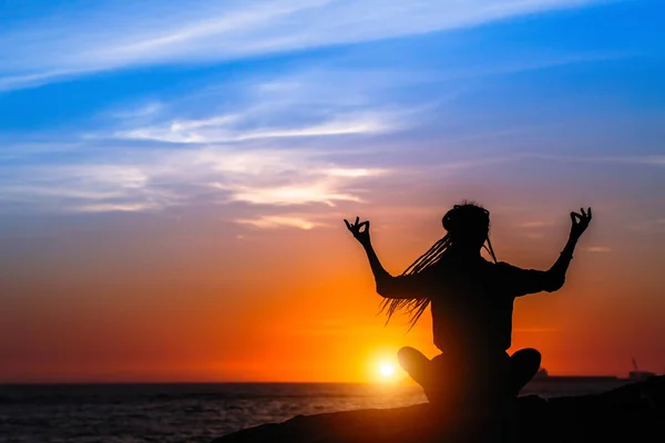 Yoga Kadın Silueti Şaşırtıcı Günbatımı Sırasında Deniz Sahilde Egzersizleri Yapıyor — Stok fotoğraf